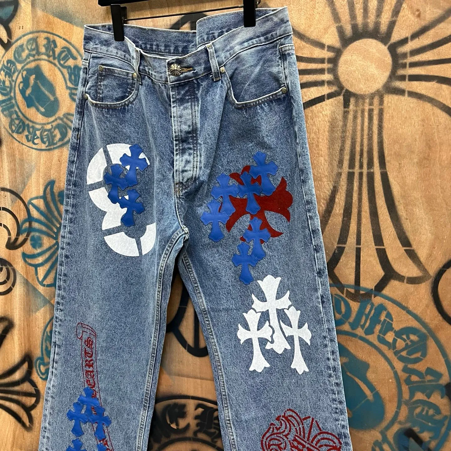 P610 Chrome Hearts Limited Series New City Limited Jeans Chrome Hearts City Limited Jeans vintage levis American made 501 505 517 base remake Levi's American 501 base imported sheepskin 925 silver remake Customers provide waist and pants length or height and weight. The studio will select the most suitable base for you to remake. There are many people doing remakes in the market. Don't belittle or comment. The difference is visible to the naked eye. See and compare for yourself #CHROME HEARTS Unisex style